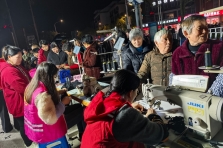 夢迪集團12月份黨員志愿活動：巧手縫補暖人心，服務(wù)群眾顯真情